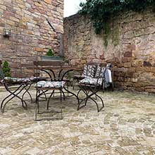 Sitzgelegenheit im Hof